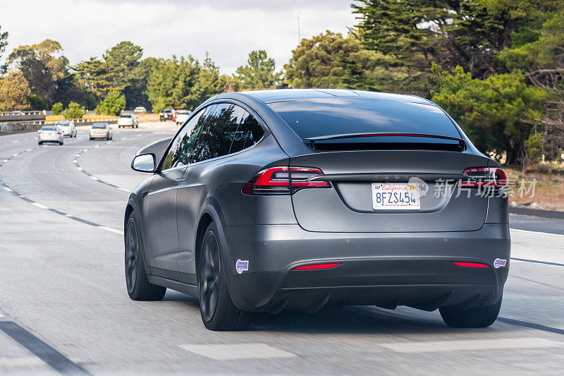 特斯拉Model X在硅谷的高速公路上行驶